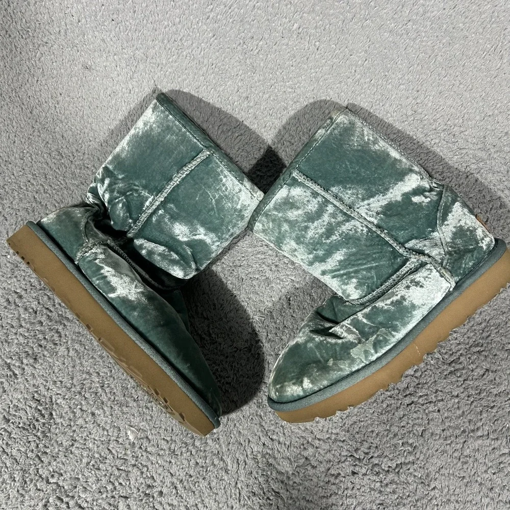 UGG Womens Classic Short II Green Suede Pull-On Snow Boots Size 5
